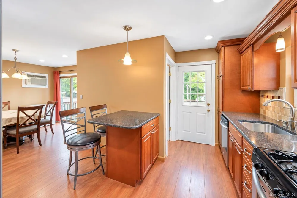 325 Beachview Street Copiague, NY 11726