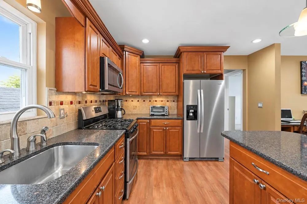 325 Beachview Street Copiague, NY 11726