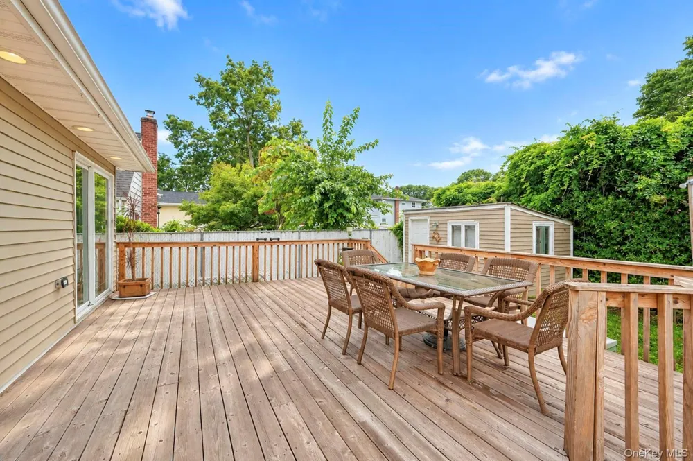 325 Beachview Street Copiague, NY 11726