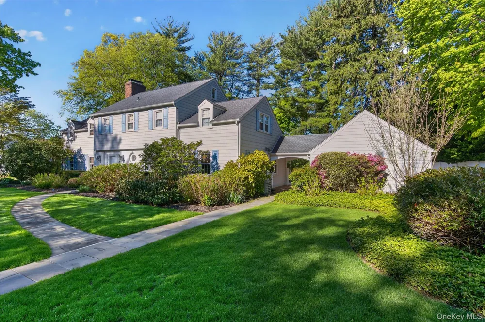 21 Weir Lane Locust Valley, NY 11560