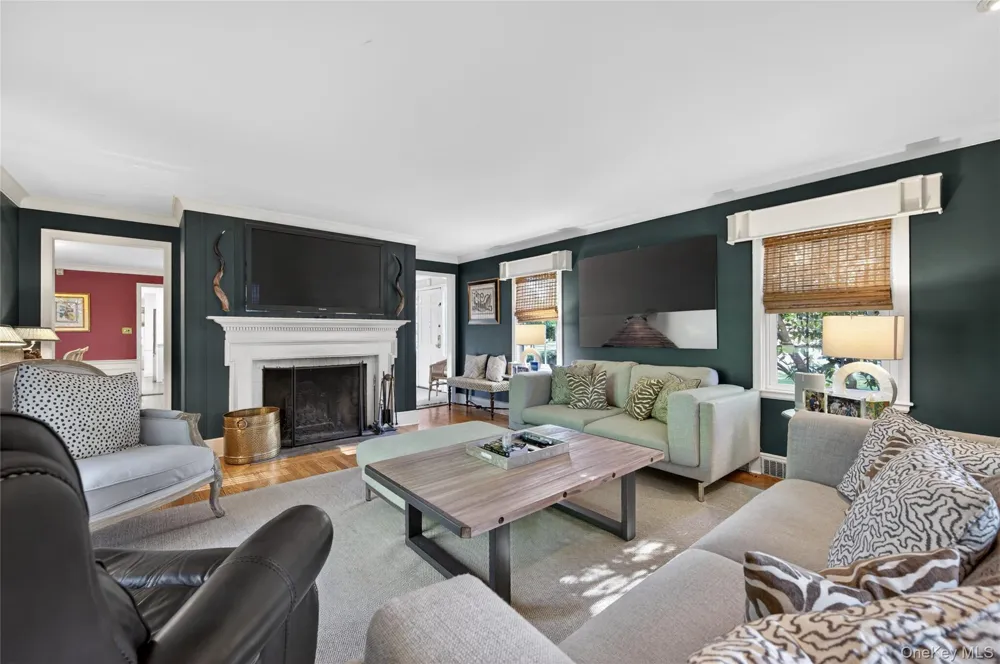 21 Weir Lane Locust Valley, NY 11560
