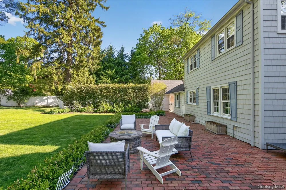 21 Weir Lane Locust Valley, NY 11560