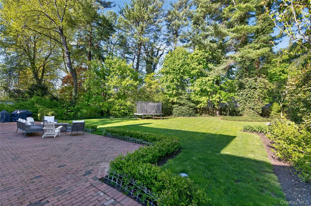 21 Weir Lane Locust Valley, NY 11560