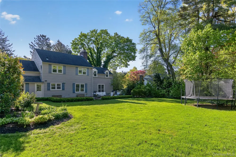 21 Weir Lane Locust Valley, NY 11560