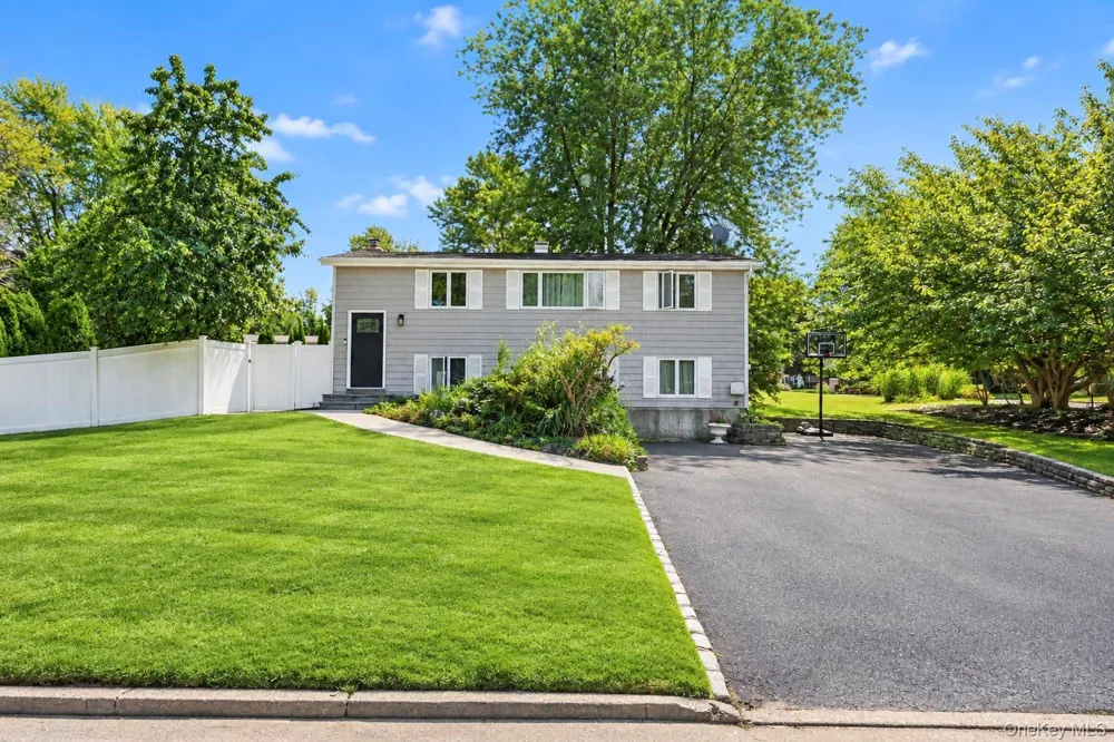 19 Badger Lane East Setauket, NY 11733