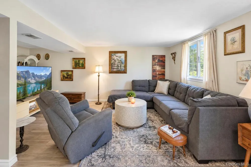 19 Badger Lane East Setauket, NY 11733