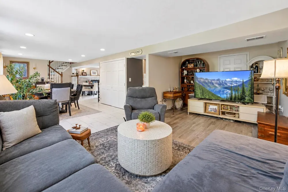 19 Badger Lane East Setauket, NY 11733
