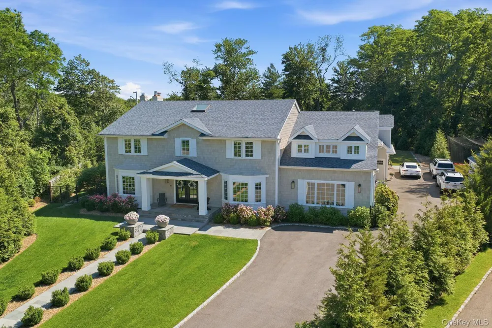 6 Castle Court Woodbury, NY 11797
