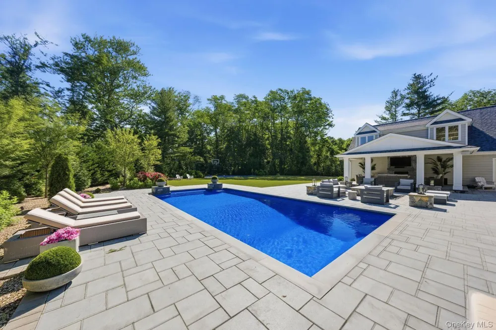 6 Castle Court Woodbury, NY 11797