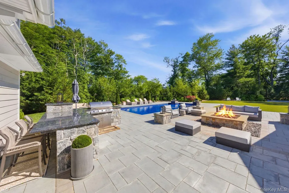 6 Castle Court Woodbury, NY 11797