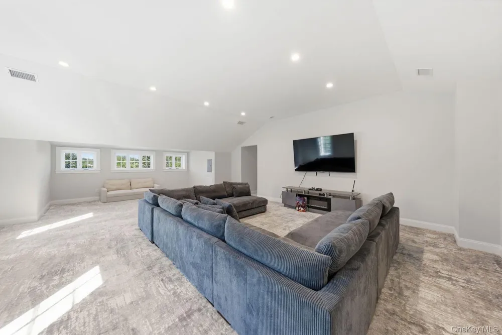 6 Castle Court Woodbury, NY 11797