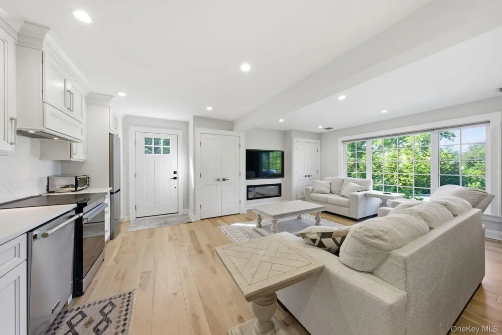 6 Castle Court Woodbury, NY 11797