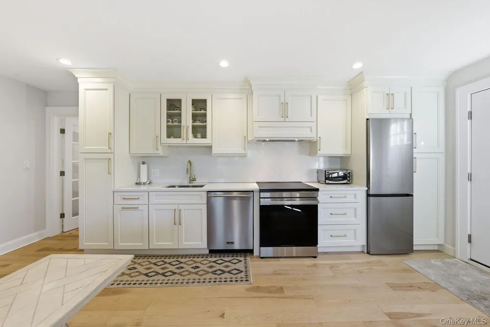 6 Castle Court Woodbury, NY 11797