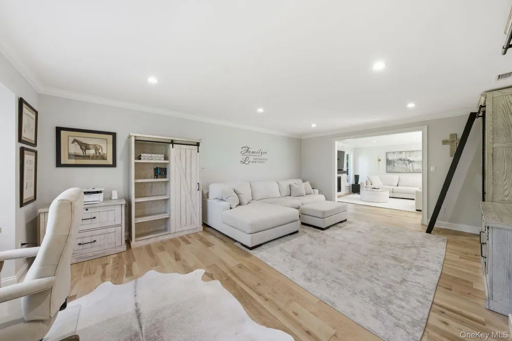 6 Castle Court Woodbury, NY 11797