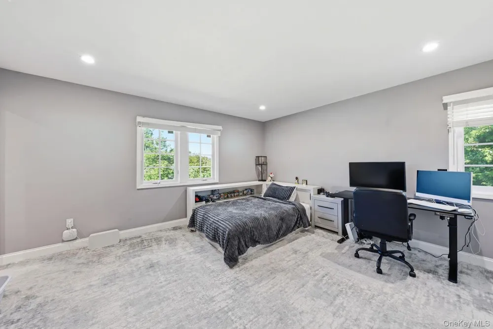 6 Castle Court Woodbury, NY 11797