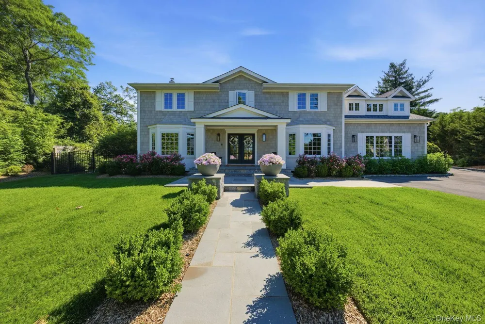 6 Castle Court Woodbury, NY 11797