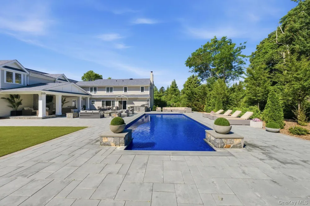 6 Castle Court Woodbury, NY 11797