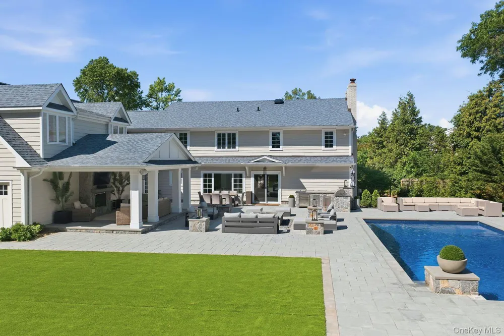 6 Castle Court Woodbury, NY 11797
