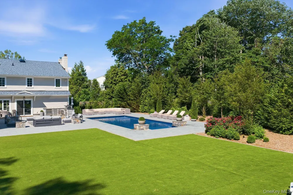 6 Castle Court Woodbury, NY 11797
