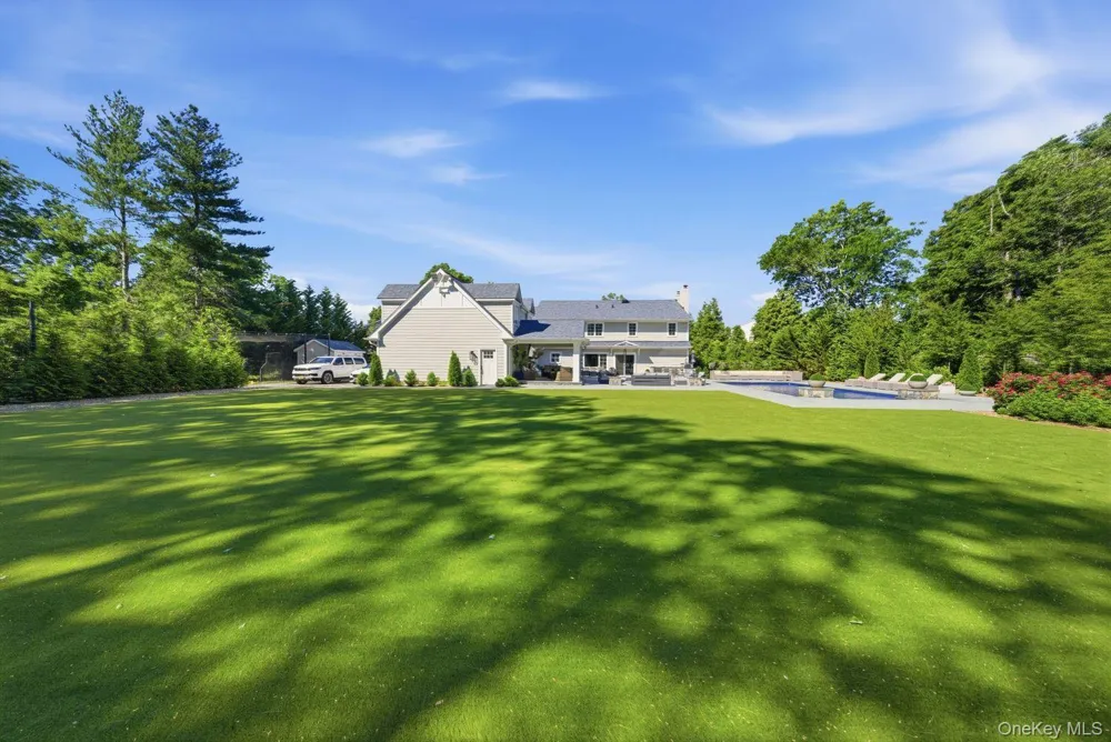 6 Castle Court Woodbury, NY 11797