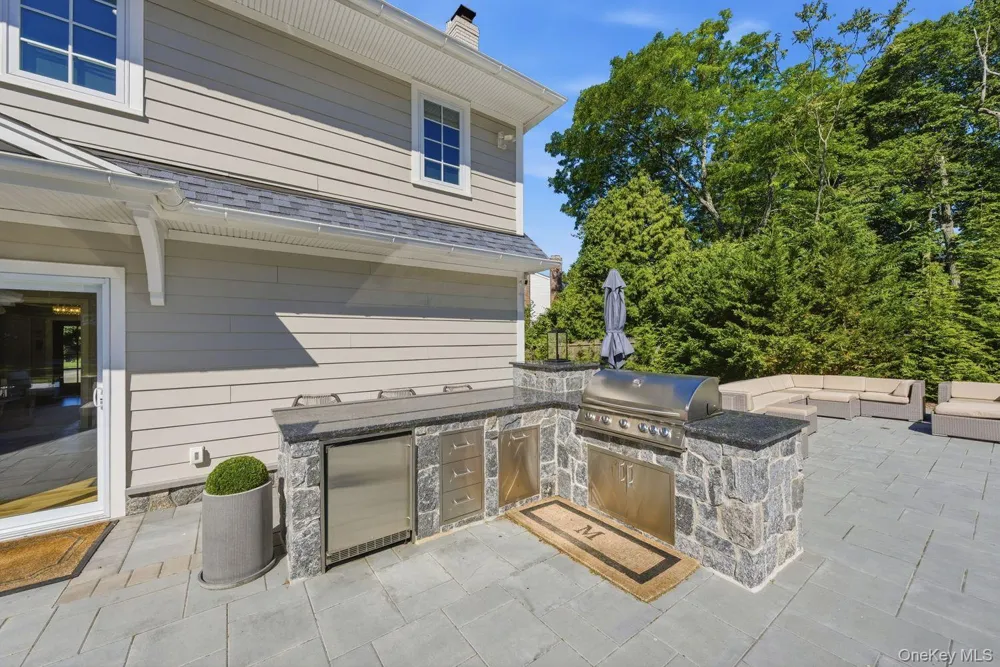 6 Castle Court Woodbury, NY 11797