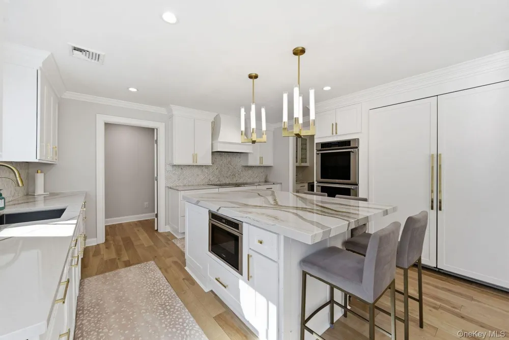 6 Castle Court Woodbury, NY 11797