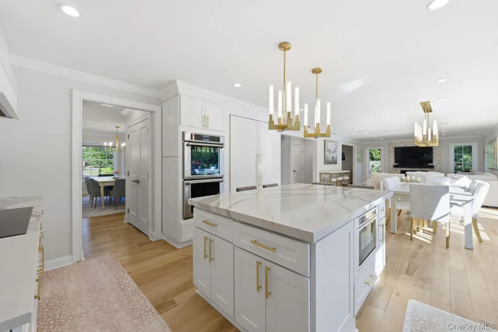6 Castle Court Woodbury, NY 11797