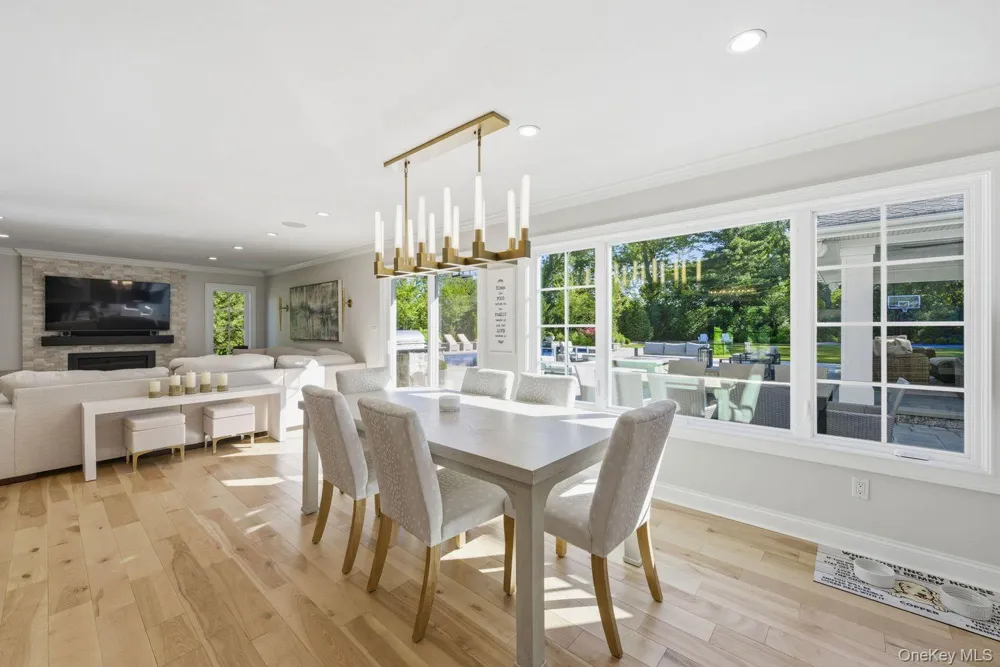 6 Castle Court Woodbury, NY 11797