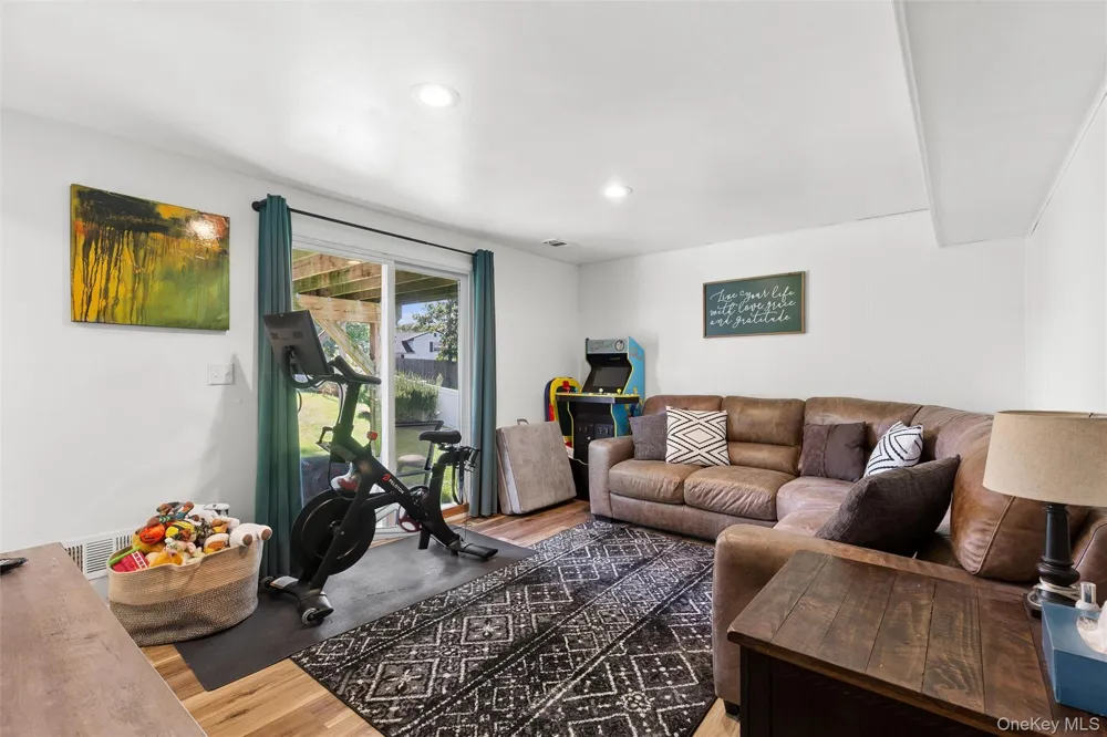 6 Rhodes Court Selden, NY 11784