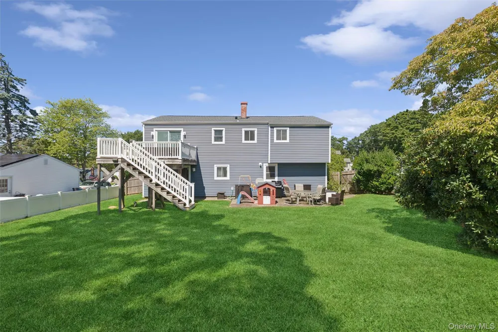 6 Rhodes Court Selden, NY 11784