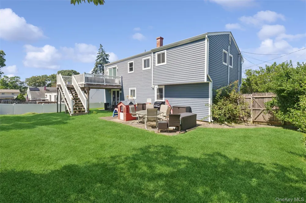 6 Rhodes Court Selden, NY 11784