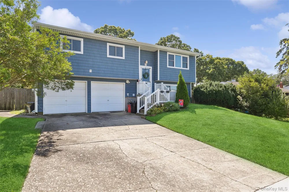 6 Rhodes Court Selden, NY 11784