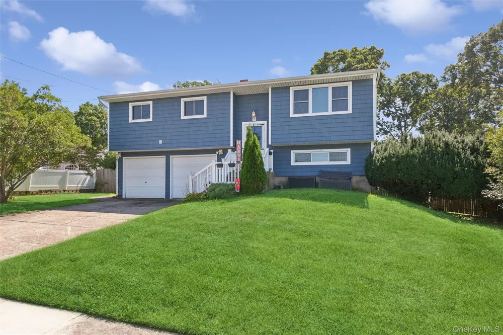 6 Rhodes Court Selden, NY 11784