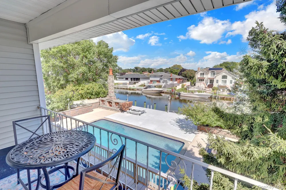 204 Bayview Avenue Massapequa, NY 11758