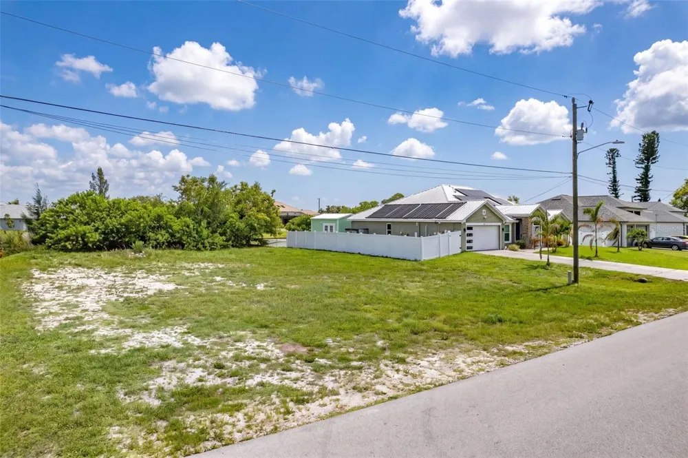 623 NE 7TH TERRACE Cape Coral, FL 33909