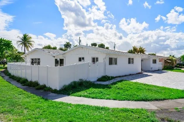 1950 NE 208th Ter Miami, FL 33179
