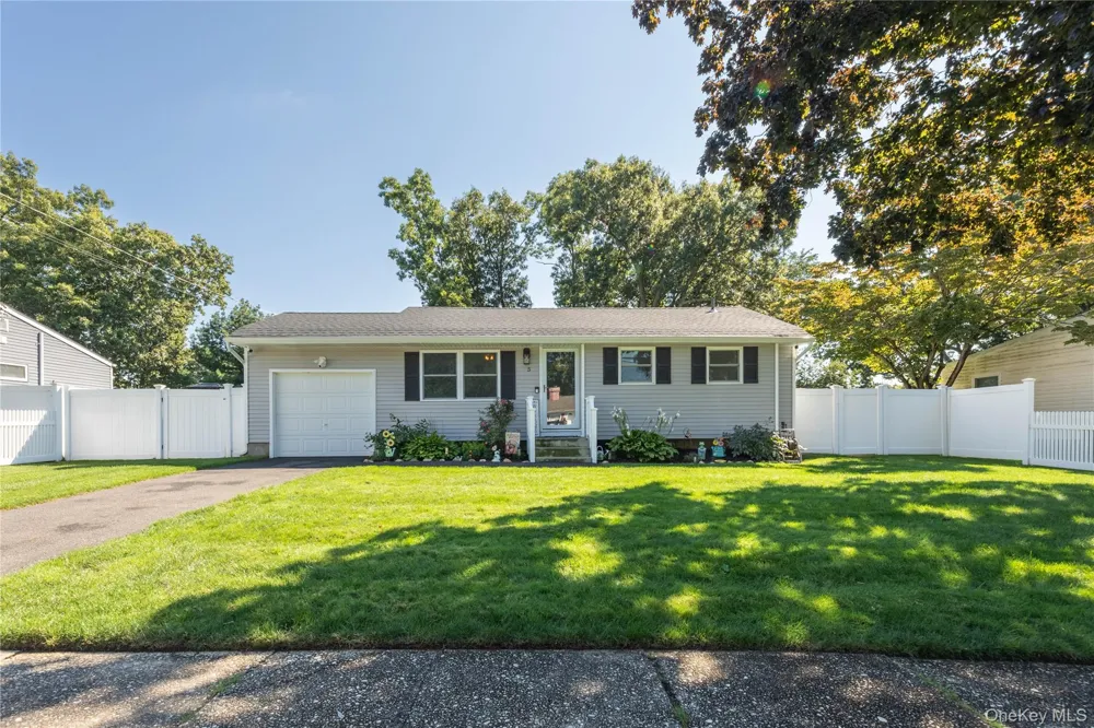 5 Norwalk Lane Selden, NY 11784