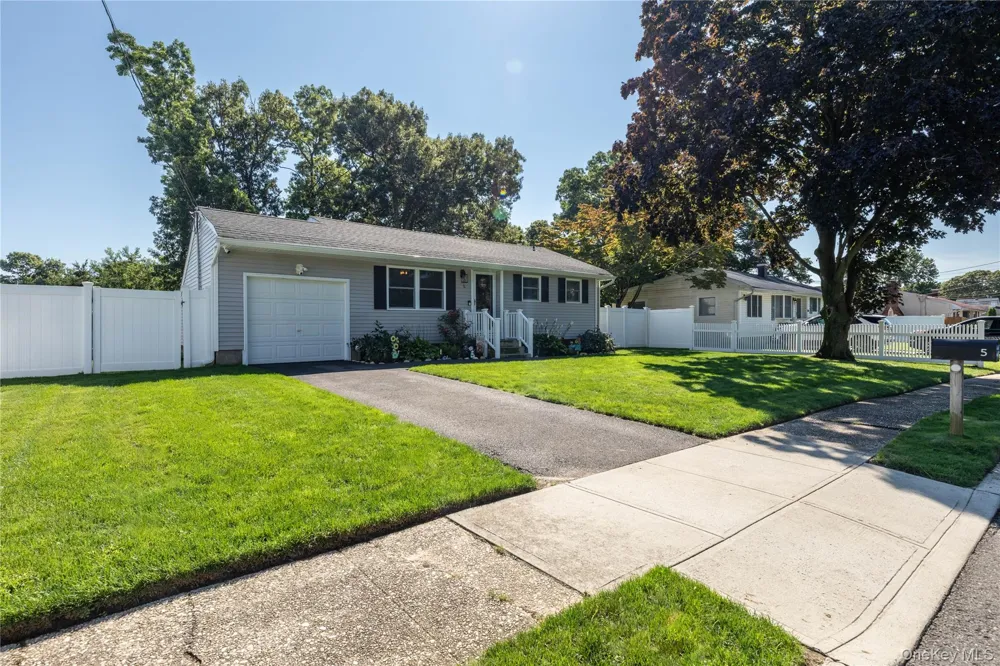 5 Norwalk Lane Selden, NY 11784