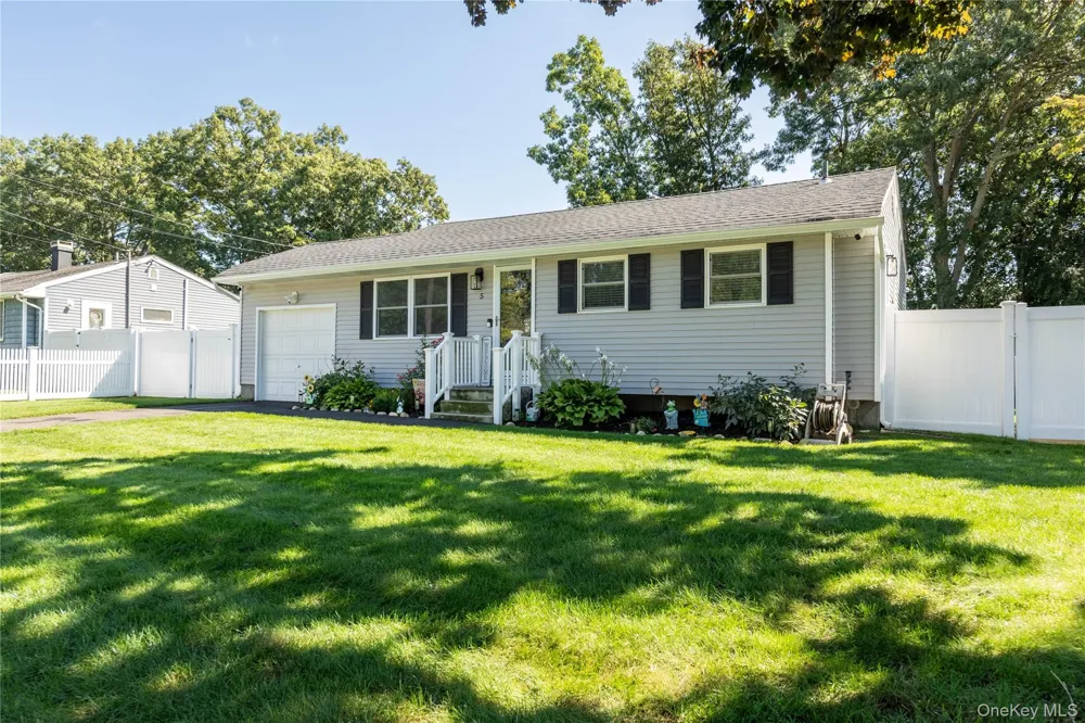 5 Norwalk Lane Selden, NY 11784