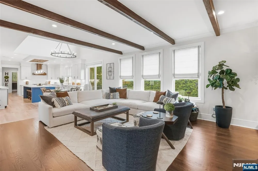 2 Churchill Court Paramus, NJ 07652