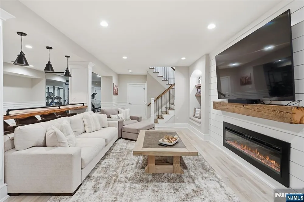 2 Churchill Court Paramus, NJ 07652
