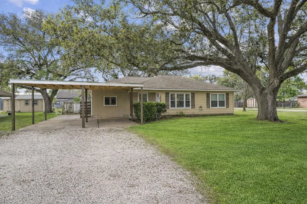 3027 Poppy Street Needville, TX 77461