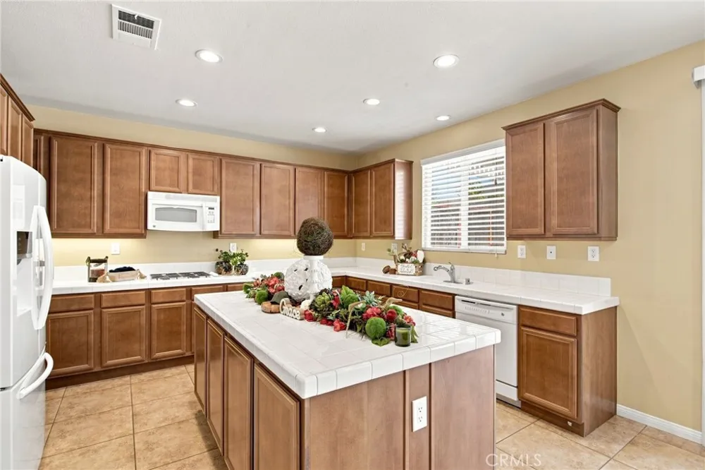 19316 Aspenleaf Perris, CA 92570