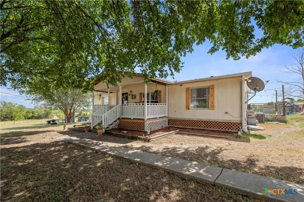 140 Private Road 801 Lott, TX 76656