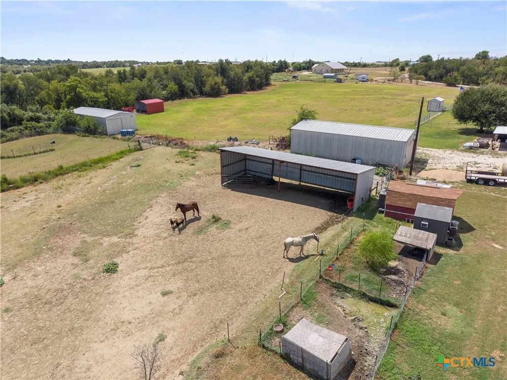 140 Private Road 801 Lott, TX 76656