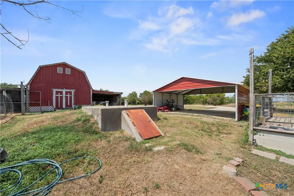 140 Private Road 801 Lott, TX 76656