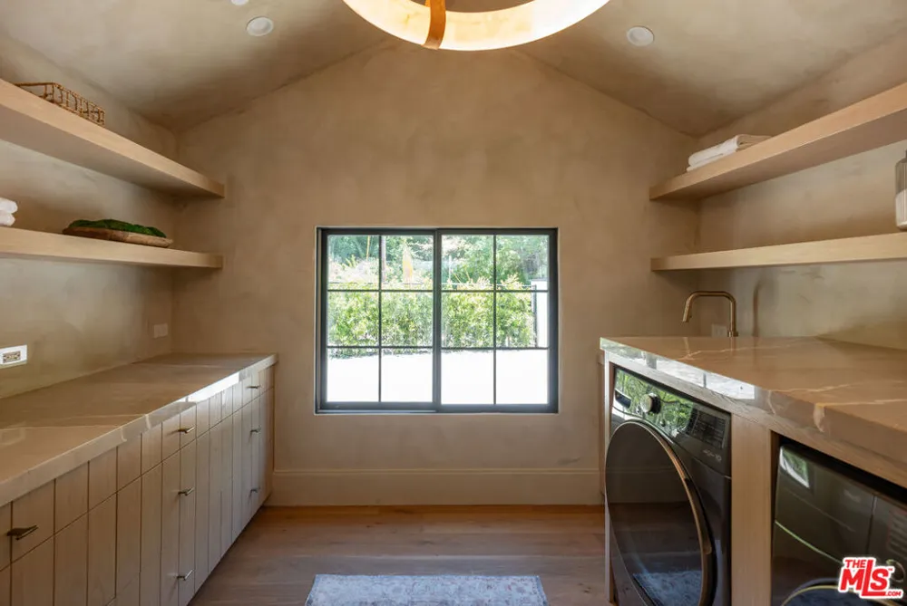 18001 Boris Drive Encino, CA 91316