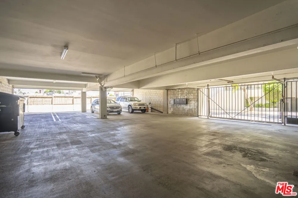 22705 Del Valle Street #2 Woodland Hills, CA 91364