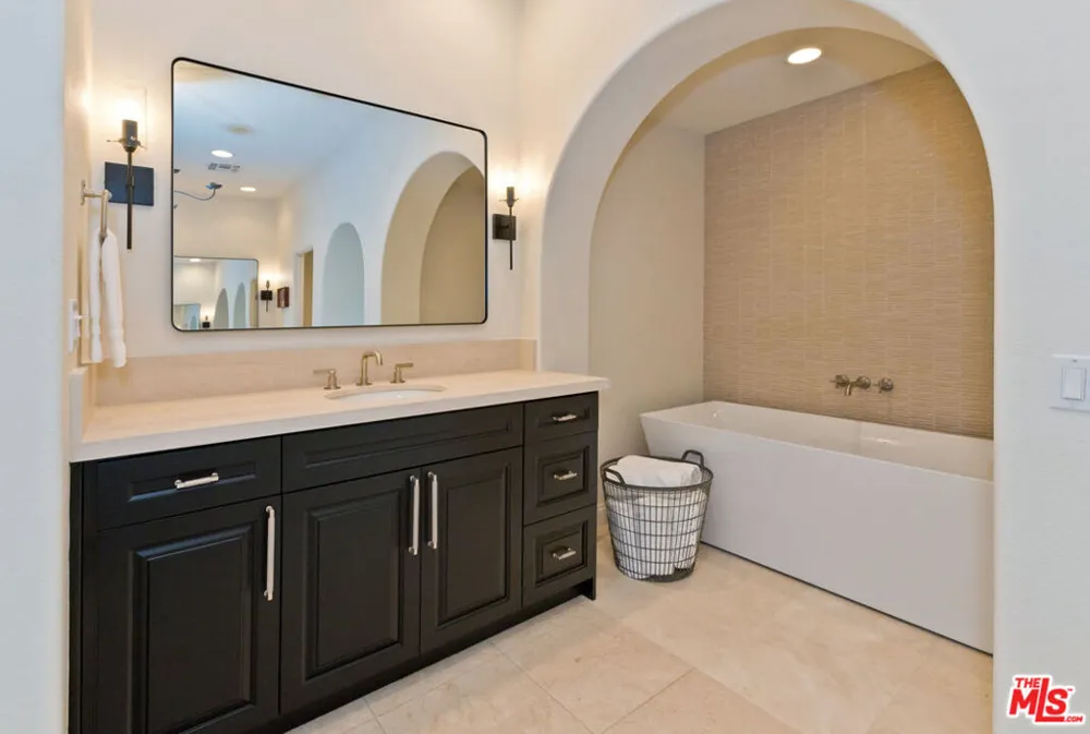1062 Bella Vista Vista Palm Springs, CA 92264