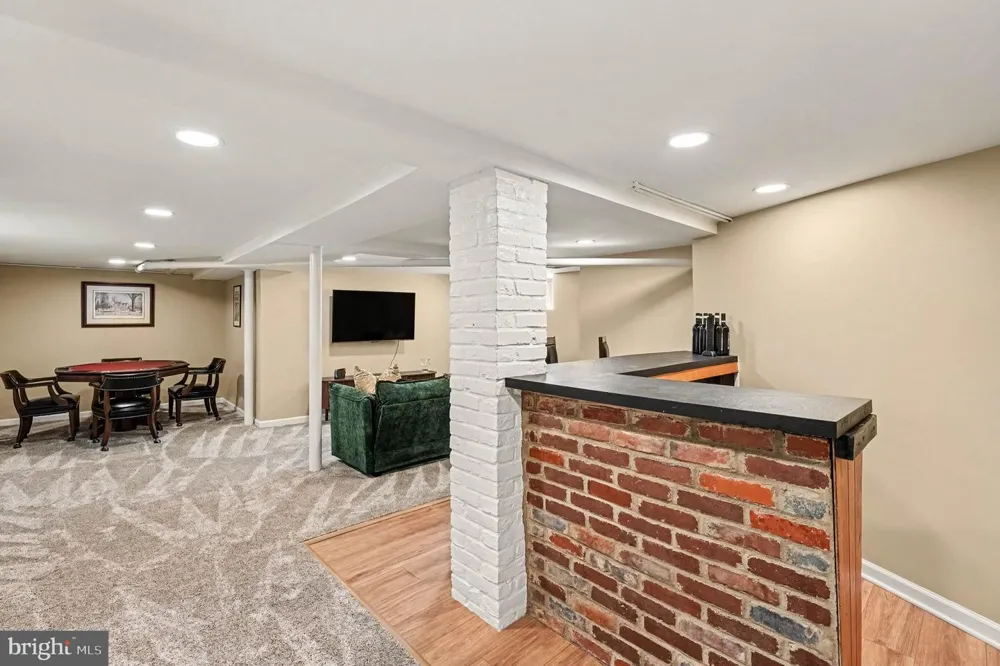 429 ROBERTS AVENUE Glenside, PA 19038